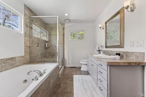 Bath - 1541 Chablis Rd, Healdsburg, CA 95448 photo 2 of 3