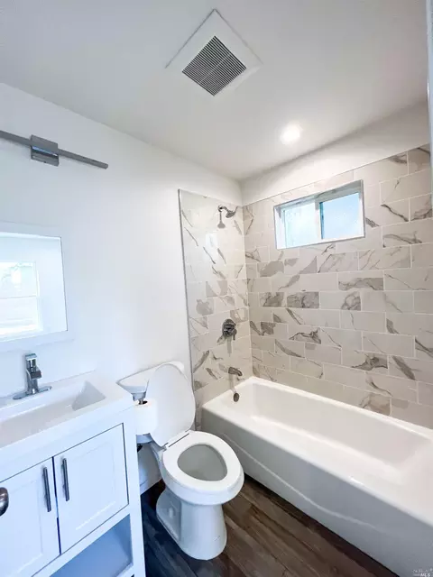 Bath - 1418 1418 Apt 2 Northside Ave, Berkeley, CA 94702 photo 1 of 2