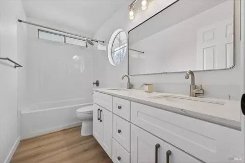 Bath - 124 Macklin Dr, Cotati, CA 94931 photo 3 of 5