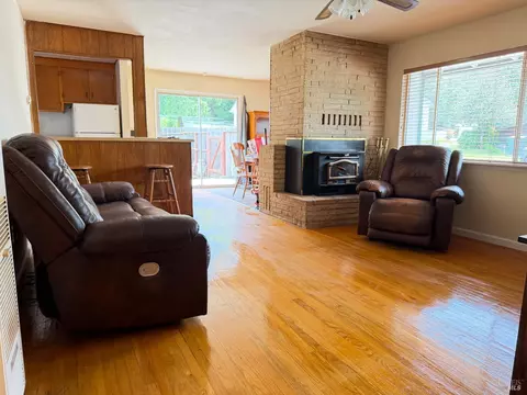 Living - 433 Brush St, Graton, CA 95444 photo 2 of 3