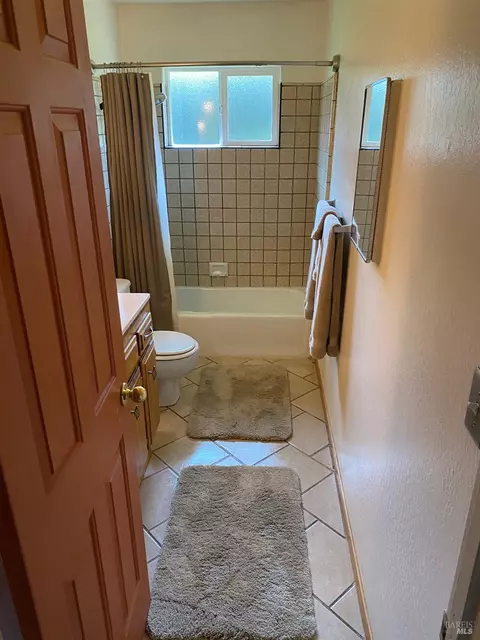 Bath - 1725 E Madrone Dr, Ukiah, CA 95482 photo 2 of 6