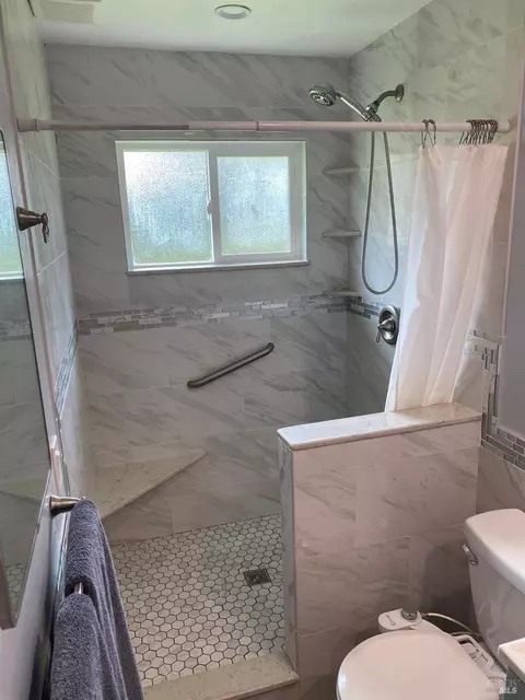 Bath - 1725 E Madrone Dr, Ukiah, CA 95482 photo 5 of 6