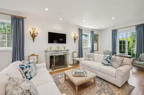 Living - 853 D St, Petaluma, CA 94952 photo 3 of 5