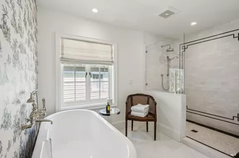 Bath - 853 D St, Petaluma, CA 94952 photo 5 of 7