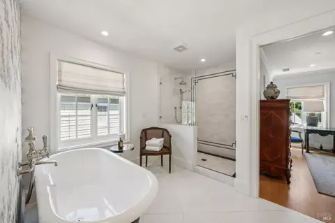 Bath - 853 D St, Petaluma, CA 94952 photo 3 of 7