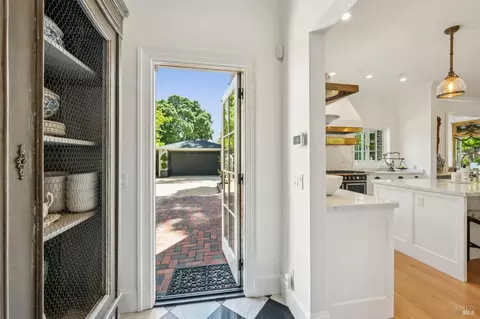 Entry Way - 853 D St, Petaluma, CA 94952 photo 3 of 6