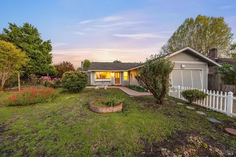 718 Liberty Ct, Rohnert Park, CA 94928