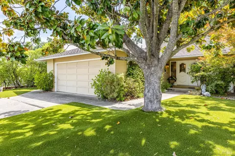 7569 Oak Leaf Dr, Santa Rosa, CA 95409