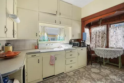 Kitchen - 407 Pine St, Capitola, CA 95010 photo 3 of 4