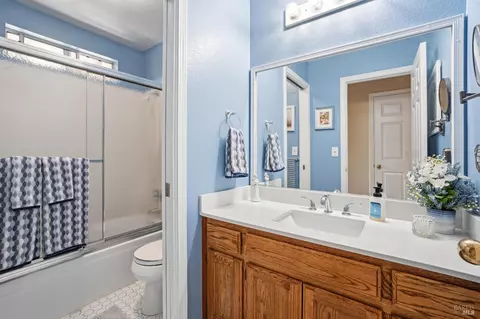 Bath - 105 William Cir, Cloverdale, CA 95425 photo 2 of 4