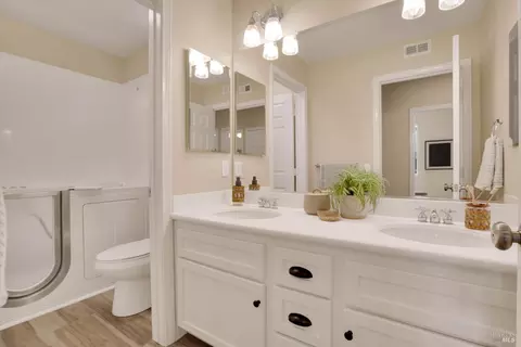 Bath - 487 Gray Ct, Benicia, CA 94510 photo 4 of 4