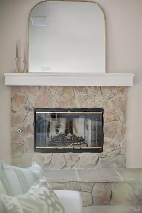 Living - 487 Gray Ct, Benicia, CA 94510 photo 4 of 4