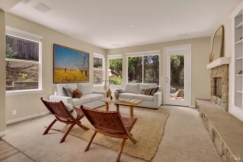 Living - 487 Gray Ct, Benicia, CA 94510 photo 2 of 4