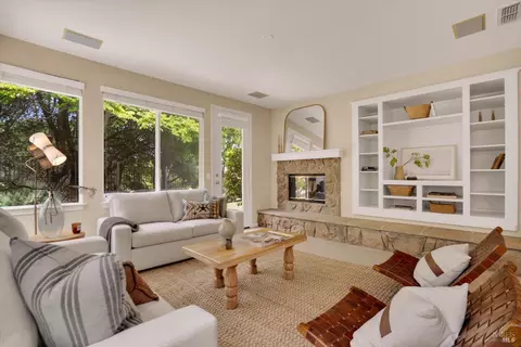 Living - 487 Gray Ct, Benicia, CA 94510 photo 3 of 4