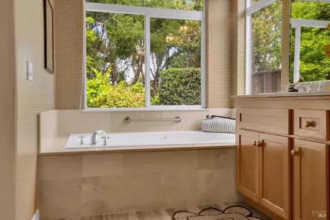 Bath - 487 Gray Ct, Benicia, CA 94510 photo 3 of 4