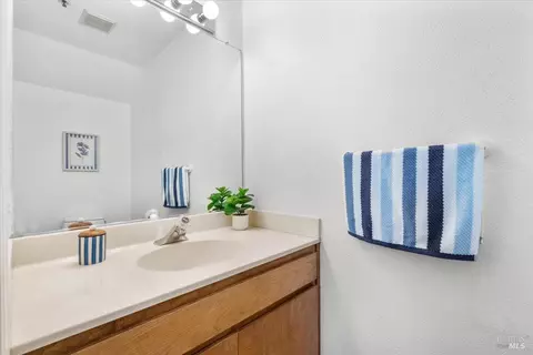 Bath - 7008 Marsh Way, Cotati, CA 94931 photo 2 of 3