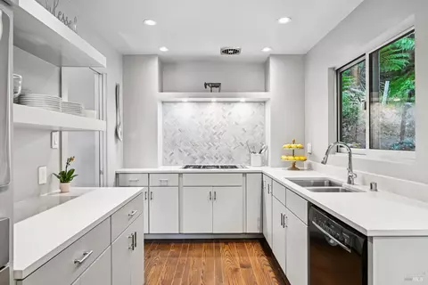 Kitchen - 7 Madera Ave, Ross, CA 94957 photo 2 of 3