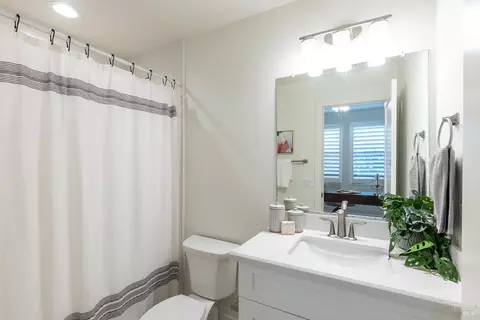 Bath - 1720 3rd St, Napa, CA 94559 photo 4 of 4