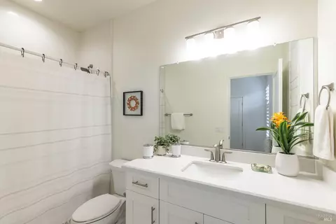 Bath - 1720 3rd St, Napa, CA 94559 photo 3 of 4