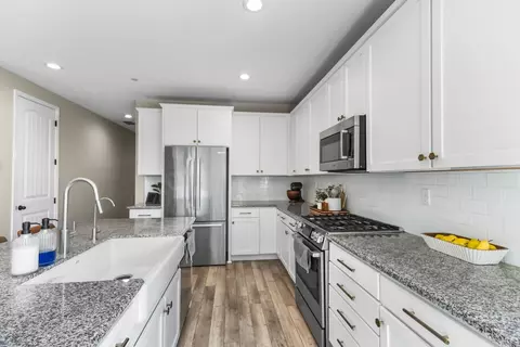Kitchen - 600 Blake Rd, Vacaville, CA 95687 photo 2 of 4