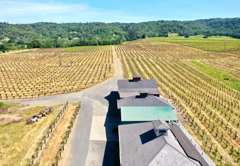 View/Area - 5143 Dry Creek Rd, Healdsburg, CA 95448 photo 6 of 9