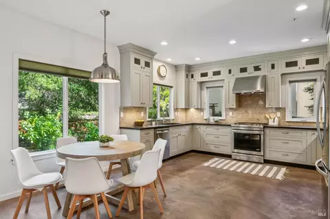 814 Cobbler Ln, Petaluma, CA 94952