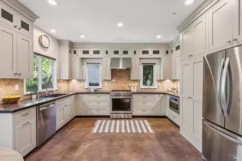 814 Cobbler Ln, Petaluma, CA 94952