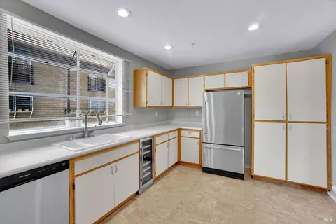 Kitchen - 1152 Pear Tree Ln, Napa, CA 94558 photo 6 of 7