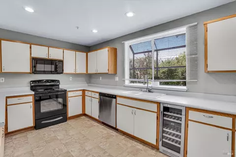 Kitchen - 1152 Pear Tree Ln, Napa, CA 94558 photo 4 of 7