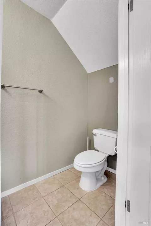 Bath - 1152 Pear Tree Ln, Napa, CA 94558 photo 2 of 4
