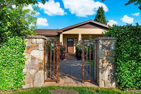 977 Pratt Ave, Saint Helena, CA 94574