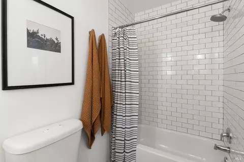 Bath - 208 Chapman Dr, Corte Madera, CA 94925 photo 2 of 3