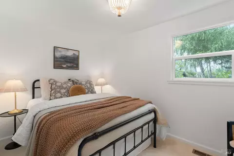Bedroom - 208 Chapman Dr, Corte Madera, CA 94925 photo 2 of 3