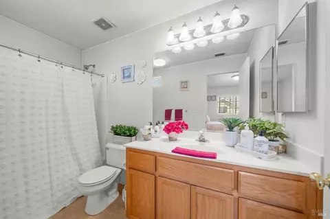 Bath - 171 Rogue Ct, Fairfield, CA 94534 photo 2 of 5