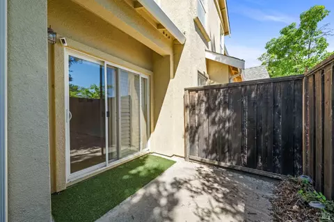 Exterior - 171 Rogue Ct, Fairfield, CA 94534 photo 3 of 4
