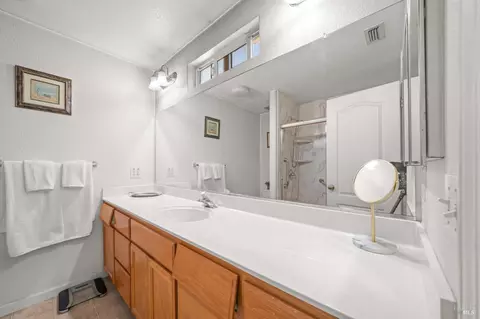 Bath - 171 Rogue Ct, Fairfield, CA 94534 photo 5 of 5