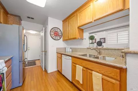 Kitchen - 171 Rogue Ct, Fairfield, CA 94534 photo 3 of 3
