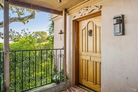 Entry Way - 104 Bulkley Ave #1, Sausalito, CA 94965 photo 2 of 2