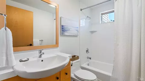 Bath - 6355 Mountain View Ranch Rd, Healdsburg, CA 95448 photo 5 of 6
