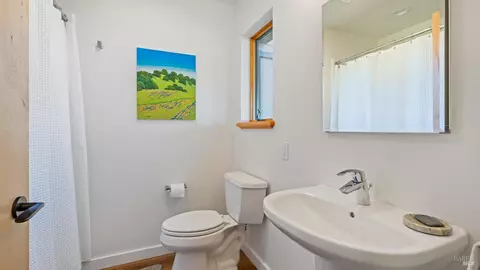 Bath - 6355 Mountain View Ranch Rd, Healdsburg, CA 95448 photo 4 of 6