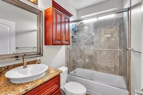 Bath - 8304 Shadi Ln, Winters, CA 95694 photo 2 of 8