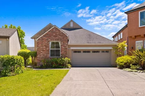 15 Vintage Ct, Petaluma, CA 94954