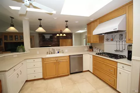 Kitchen - 875 Sievers Way, Dixon, CA 95620 photo 4 of 4