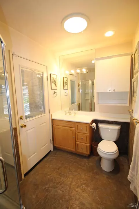 Bath - 875 Sievers Way, Dixon, CA 95620 photo 8 of 8