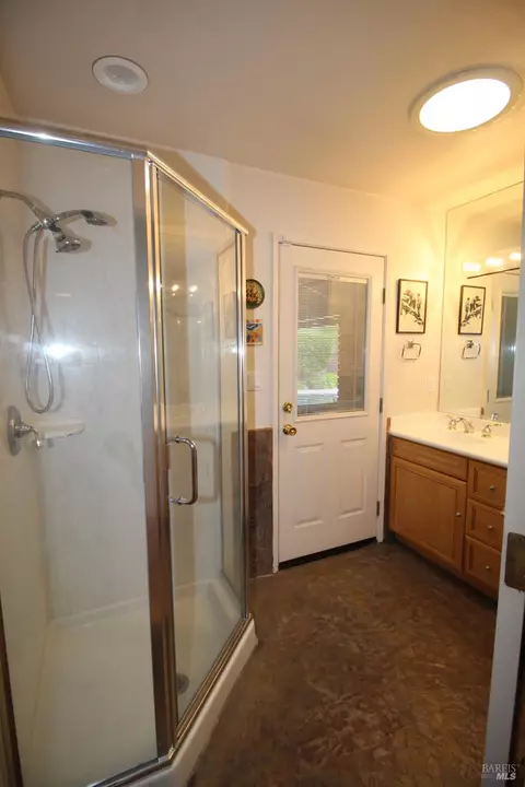 Bath - 875 Sievers Way, Dixon, CA 95620 photo 7 of 8