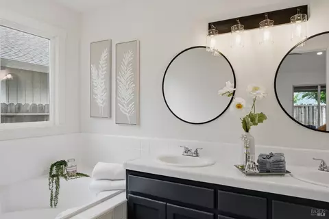 Bath - 6183 Marsi Ct, Windsor, CA 95492 photo 3 of 4