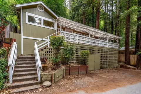 15300 Canyon 3 Rd, Rio Nido, CA 95471