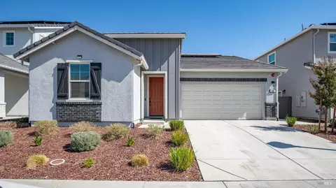 833 Cosmos Dr, Vacaville, CA 95687