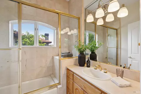 Bath - 17 Heron Dr, Mill Valley, CA 94941 photo 3 of 3