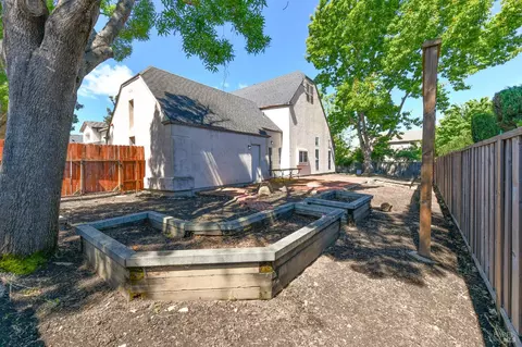 Exterior - 26 Lloyd Ct, Napa, CA 94558 photo 9 of 14